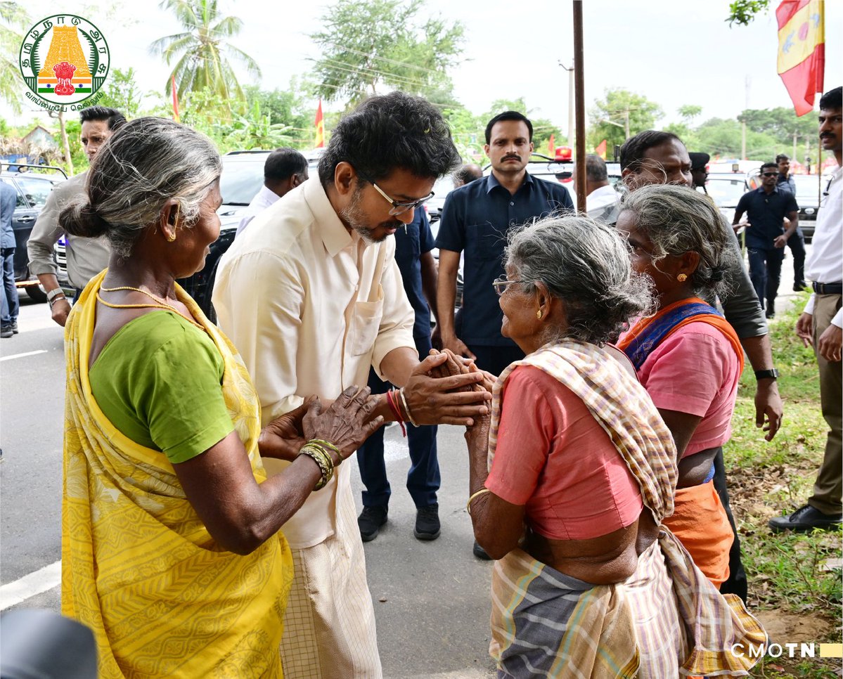 CMOTamilnadu's tweet photo. மாண்புமிகு தமிழ்நாடு முதலமைச்சர் திரு.ச.ஜோசப் விஜய் அவர்கள் காவிரி டெல்டா மாவட்டங்களின் பாசனத்திற்கு மேட்டூர் அணையிலிருந்து தண்ணீரைத் திறந்து வைத்த பின்னர், சின்னக்காவூர் மற்றும் திமிரிகோட்டை பகுதிகளில் வசிக்கும் விவசாயிகளிடம்  நலம் விசாரித்து, விவசாயப் பணிகள் குறித்து கலந்துரையாடினார்.  

#CMJosephVijay‌