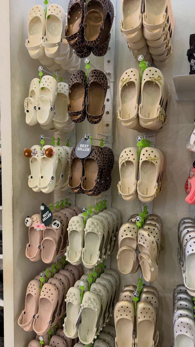 ratjunmuu's tweet photo. CROCS MODEL BEGINI TERNYATA BAGUS BANGET 😭🤍 mana lagi PROMO pulaaa, makin nggak kuat buat nggak checkout 😭🫵🏻 https://t.co/tP1k2t2pQT