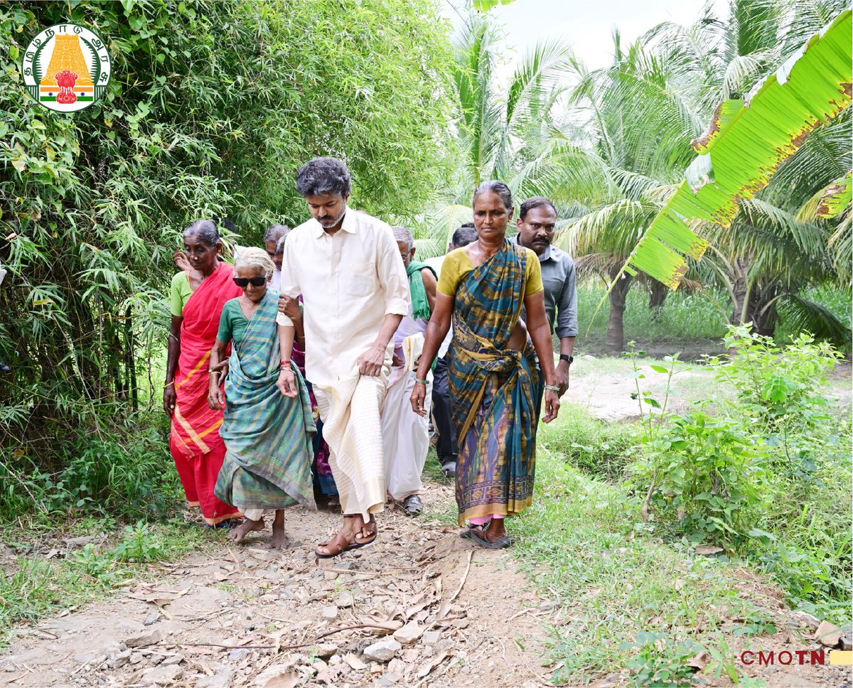 CMOTamilnadu's tweet photo. மாண்புமிகு தமிழ்நாடு முதலமைச்சர் திரு.ச.ஜோசப் விஜய் அவர்கள் காவிரி டெல்டா மாவட்டங்களின் பாசனத்திற்கு மேட்டூர் அணையிலிருந்து தண்ணீரைத் திறந்து வைத்த பின்னர், சின்னக்காவூர் மற்றும் திமிரிகோட்டை பகுதிகளில் வசிக்கும் விவசாயிகளிடம்  நலம் விசாரித்து, விவசாயப் பணிகள் குறித்து கலந்துரையாடினார்.

#CMJosephVijay‌