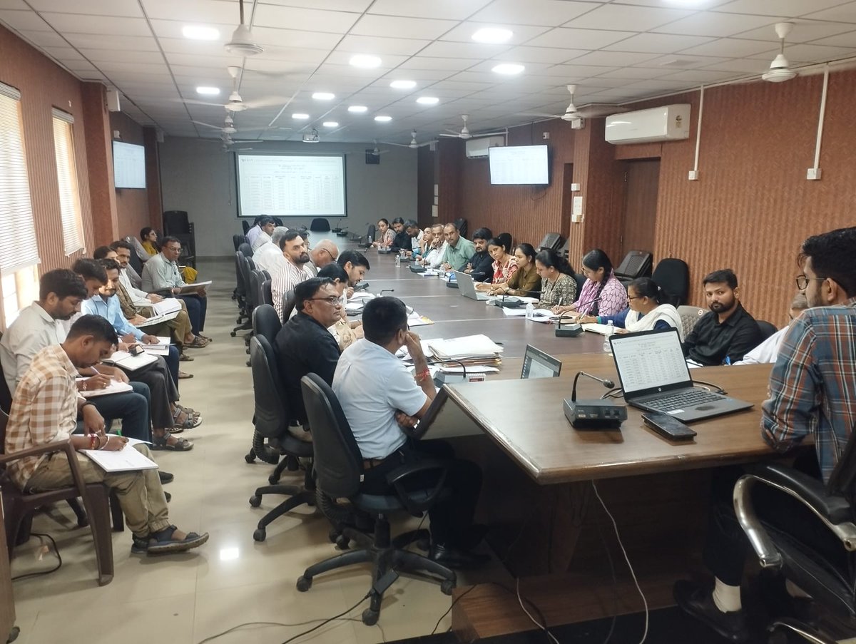 DdoJunagadh's tweet photo. આજે યોજાયેલી રીવ્યુ મીટીંગમાં તાલુકા વિકાસ અધિકારીશ્રી, અમઇ શ્રી અને વિસ્તરણ અધિકારીશ્રી (પંચાયત) સાથે ૧૫મા નાણાપંચ, વેરા વસુલાત તેમજ અન્ય યોજનાકીય કામગીરીની સર્વગ્રાહી સમીક્ષા કરવામાં આવી અને પ્રગતિ અંગે જરૂરી માર્ગદર્શન તથા સુચનો આપવામાં આવ્યા
@CMOGuj @GujPRHDept @GujDCoffice https://t.co/LSaPktrexa