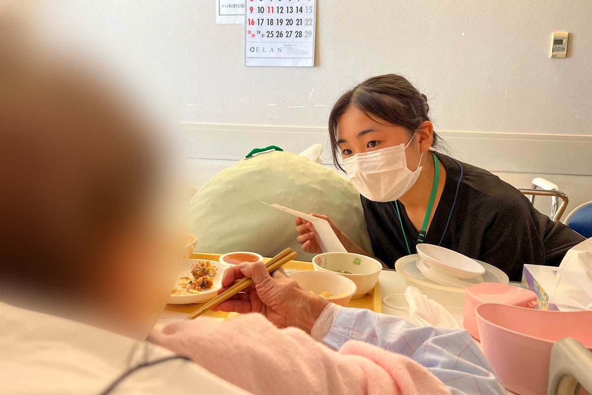 npo_TtF's tweet photo. 新潟 #医療体験 で、全身の浮腫で入院した女性を担当したのはMさん。病院食を食べるお手伝いをするなかで「食べ物の味が分からなくなっているかも？」と感じ、相談を受けた主治医が調べたところ、味覚障害の可能性が出てきました。入れ歯が合わず困っていることも聞き出すなど、懸命に寄り添いました。 https://t.co/N1TXKnksbw