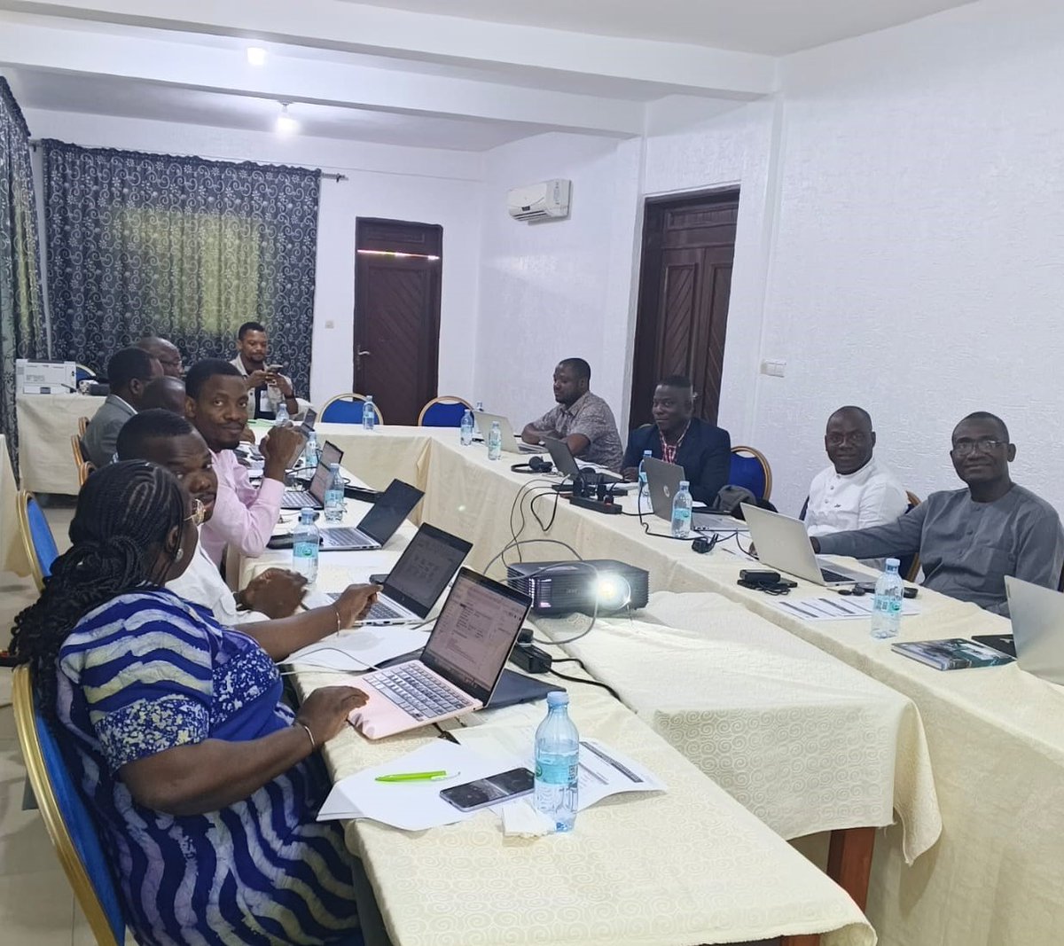 oms_benin's tweet photo. Le #Bénin examine les données scientifiques, programmatiques et opérationnelles relatives à l’éventuelle introduction du vaccin hexavalent en remplacement du pentavalent dans le Programme élargi de vaccination (PEV). Cette démarche contribue au renforcement continu du PEV https://t.co/7Glu8b8rxD