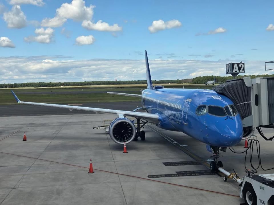 LIMacArthur's tweet photo. What do @JetBlue & @BreezeAirways have in common? 🩵💙✈️ They were both founded by aviation entrepreneur David Neeleman. We're delighted to have them serving so many destinations & customers at Long Island MacArthur Airport. 📸: Miguel

#onlyatisp #flymacarthur #longislandny #10best #customerexperience