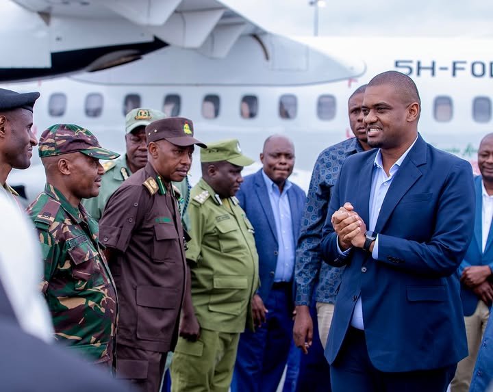 Dodoma_Zone_'s tweet photo. Makamu wa Rais wa Jamhuri ya Muungano wa Tanzania Mhe. Deogratius Ndejembi akisalimiana na Viongozi mbalimbali wakati alipowasili katika Uwanja wa Ndege wa Kimataifa wa Kilimanjaro, leo tarehe 01 Septemba 2026. https://t.co/o5jg8z7SsQ