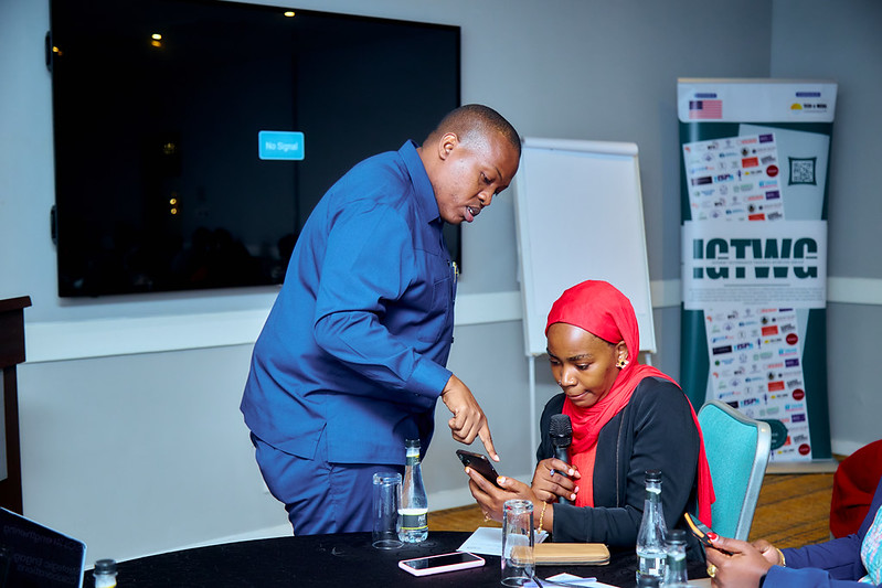 ElimikaWikiendi's tweet photo. Tunapoendelea kuwawezesha vijana kutumia teknolojia kwa ubunifu na fursa, tunapaswa pia kuhakikisha wanaweza kujifunza, kuwasiliana na kujieleza
#ElimikaWikiendi #SaferDigitalSpaces #Cybersecurity #DigitalCitizenship #DigitalRights https://t.co/JBNS9eITGF