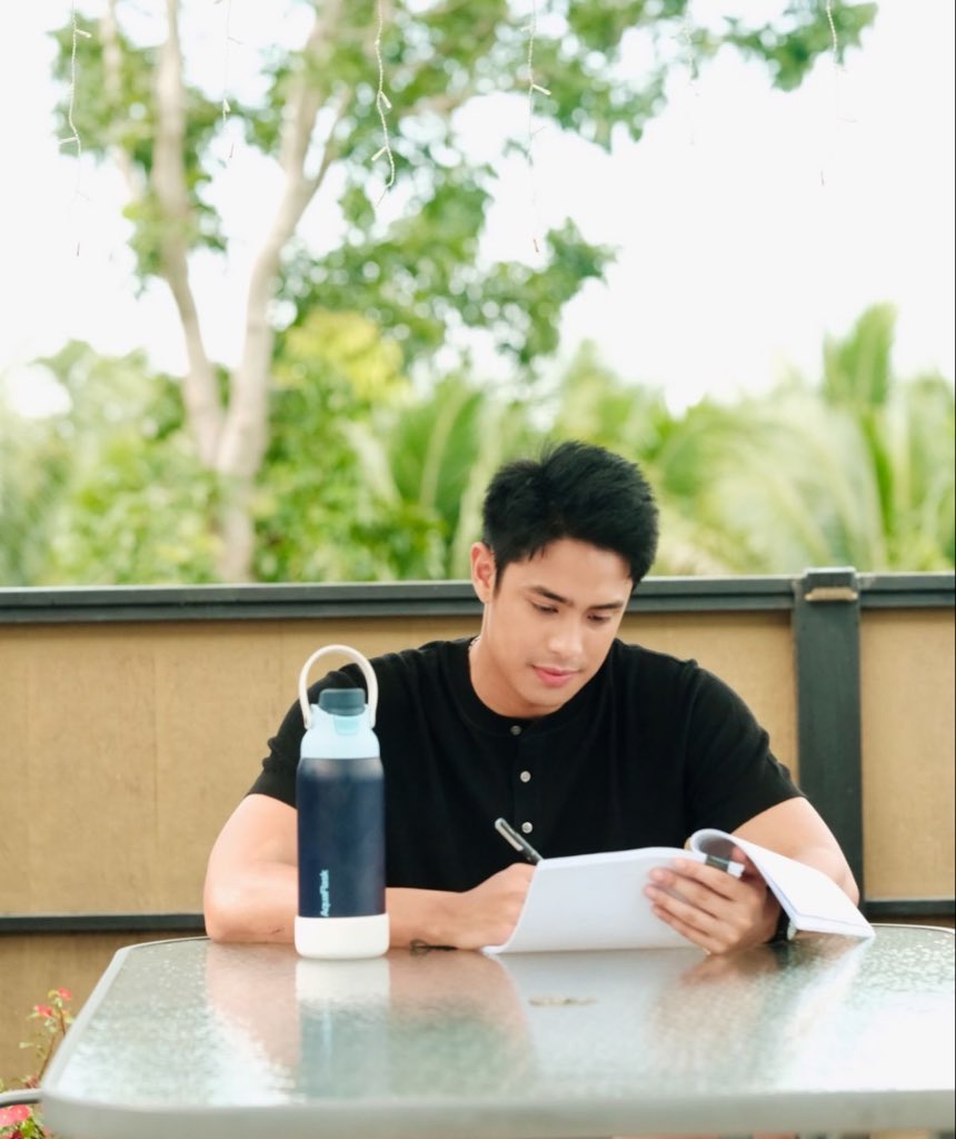DONATORSPH's tweet photo. [📸 IG] Donny’s Instagram Post! 💙

“Taking each day as it comes and always staying hydrated. 🧊

From getting a workout in to spending some time outdoors, it’s nice having an AquaSip with me wherever the day takes me.

#AquaSip #AquaFlaskPH”

#DonnyPangilinan
@donnypangilinan https://t.co/jHuq0GOfic