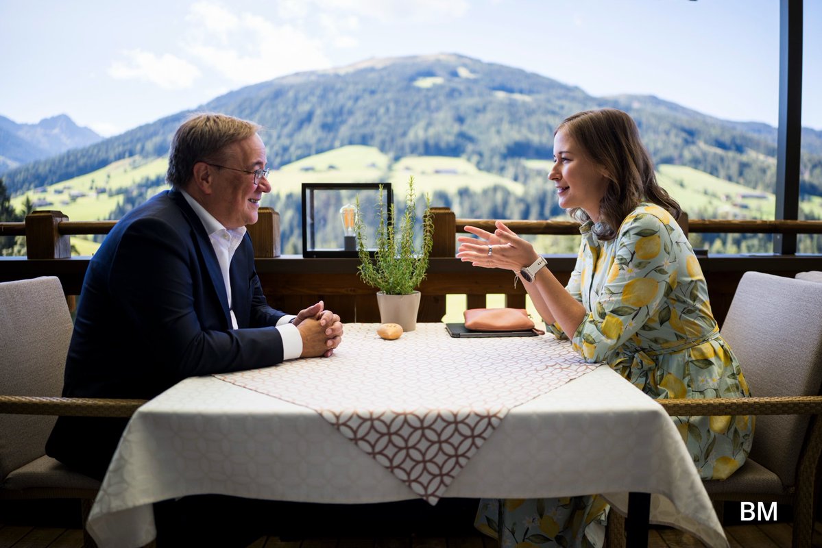 claudiabauer_at's tweet photo. Heute durfte ich den Vorsitzenden des Auswärtigen Ausschusses des Deutschen Bundestages, @ArminLaschet, treffen. Die Beziehungen zwischen 🇦🇹 &amp; 🇩🇪 sind enger denn je: Gerade in herausfordernden Zeiten ist eine verlässliche Zusammenarbeit wichtig. (BM) https://t.co/I1p2em6IMy