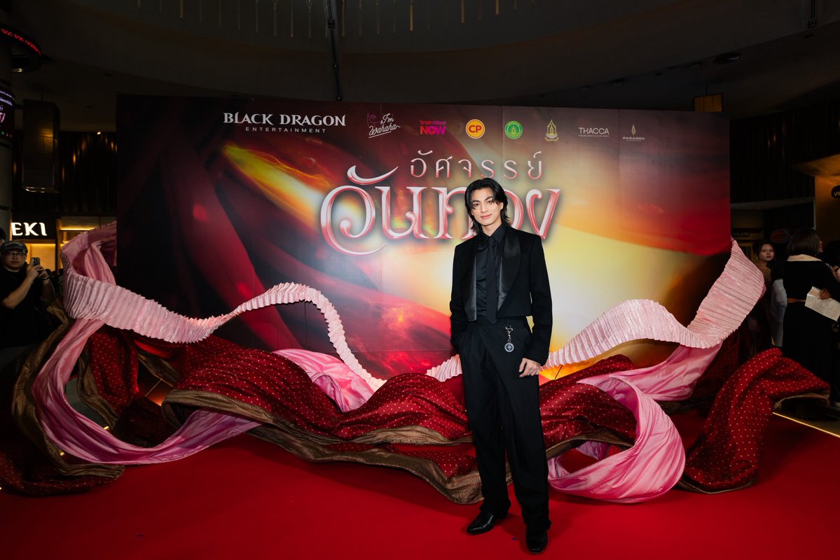 tb_entofficial's tweet photo. ภาพบรรยากาศรอบกาล่าภาพยนตร์ “อัศจรรย์วันทอง” ของกลัฟ คณาวุฒิ

เข้าฉาย 3 กันยายนนี้ในโรงภาพยนตร์
#อัศจรรย์วันทอง #InTheNameOfLove 
@gulfkanawut 
#อัศจรรย์วันทองGALA
#GulfKanawut https://t.co/ILix8CMI3v