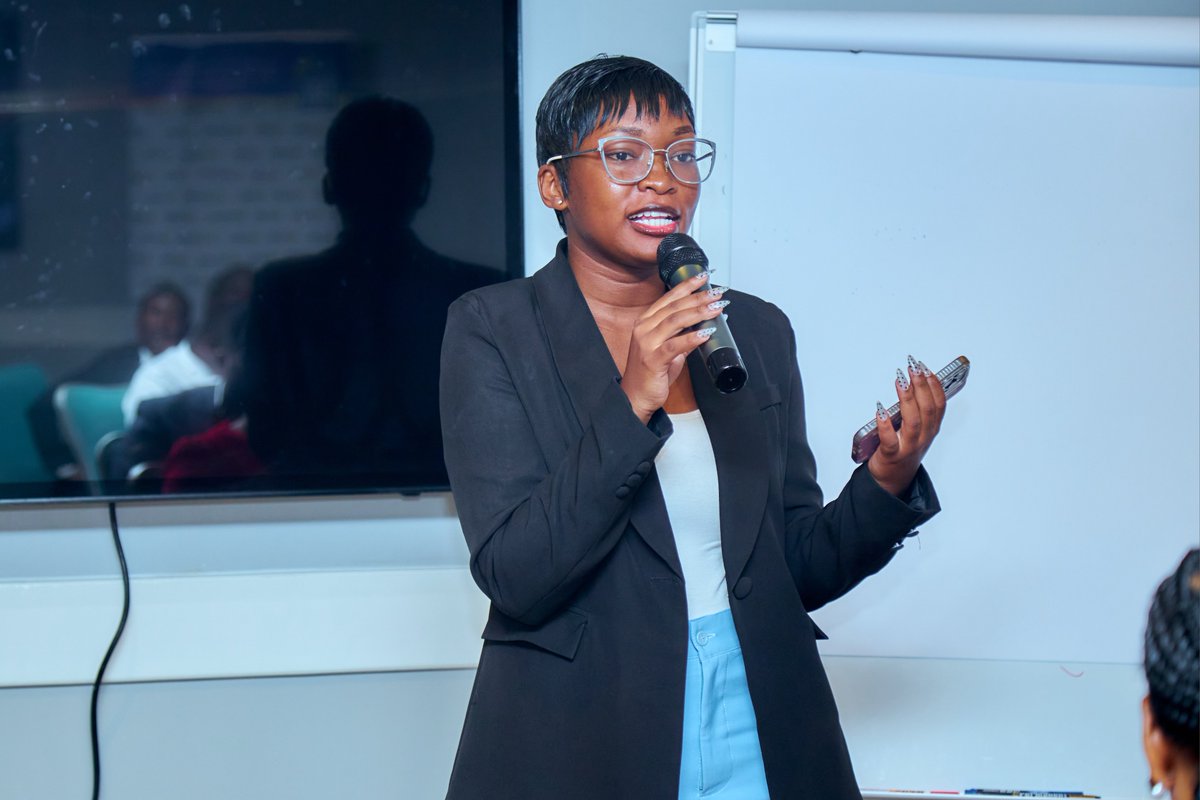 ElimikaWikiendi's tweet photo. Vilevile wanapaswa kutumia teknolojia na mitandao ya kijamii bila kukabiliwa na ukatili, vitisho, upotoshaji na madhara yanayoweza kuzuilika.
#ElimikaWikiendi
#DigitalCitizenship
#SaferDigitalSpaces https://t.co/8lyMf8iaLX