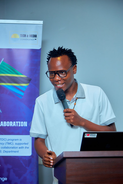 ElimikaWikiendi's tweet photo. Vilevile wanapaswa kutumia teknolojia na mitandao ya kijamii bila kukabiliwa na ukatili, vitisho, upotoshaji na madhara yanayoweza kuzuilika.
#ElimikaWikiendi
#DigitalCitizenship
#SaferDigitalSpaces https://t.co/8lyMf8iaLX