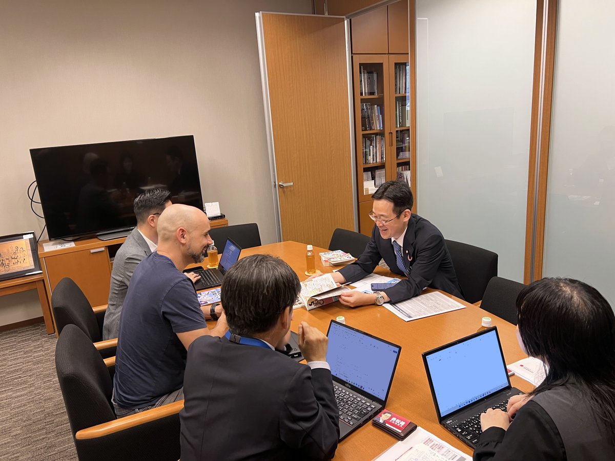 KenAkamatsu's tweet photo. その後は、正午からスペイン語翻訳者のマルク・ベルナベ氏と面会。25年前に『ラブひな』の翻訳も担当して頂いた方で、当時お世話になりました。現在はVIPOと組んで人材育成事業も手掛けているとのこと。
実はスペイン語は母語話者数では世界第2位の言語（※中南米があるので）だ。今後も注目したい。 https://t.co/gRLxtRMJkH
