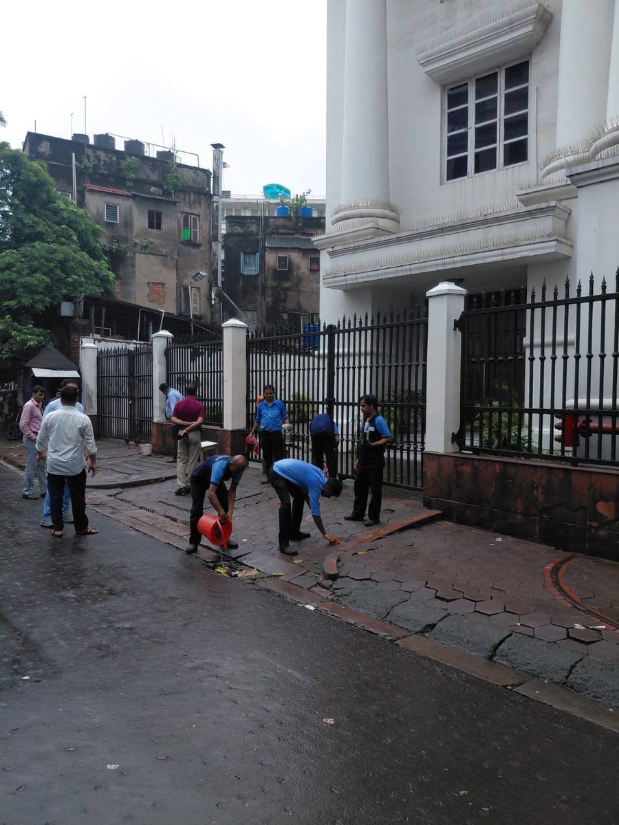 MayukhDuke's tweet photo. The newspaper - Bangla 
The headline - Bangla 
Slogans - Hindi

The office of @MyAnandaBazar was smeared with saffron colour today in Kolkata by right wing goons between slogans of 'bhagwa ka apman nahi sahega Hindustan'. 
@KolkataPolice? Silent spectator.
#vhp #bjp #abp #kolkata https://t.co/HB0UNUXzsh