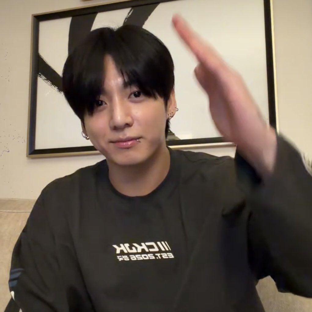 sunflowercharts's tweet photo. 260901 @BTS_twt #JungKook Weverse LIVE — สรุปไลฟ์บางส่วน

- จองกุกเริ่มไลฟ์ 03:48 น. ตามเวลาแอลเอ
- ดีใจที่ได้เห็นโปรเจ็กต์กับคำอวยพรวันเกิด ขอบคุณทุกคนมาก ๆ
- คิดว่าคงไม่ได้เป่าเค้กกับทานซุปสาหร่าย แต่แทฮยองกับโฮซอกก็เซอร์ไพรส์ที่ร้านอาหาร
- เมื่อก่อนปล่อยผมยุ่ง เดี๋ยวนี้เลี้ยงให้ยาวด้วย แต่ก็แต่งทรงด้วย
- กำลังลองทำอะไรหลายอย่าง เรียกแพสชันกลับมา
- อาจจะลงคอนเทนต์ชีวิตประจำวันที่ไม่ได้ถ่ายด้วยมือถือ กับรูปตลกของเมมเบอร์ด้วย
- มีคอนเสิร์ตในวันเกิด จากที่เต็มที่อยู่แล้วก็จะทำให้ดีกว่าเดิม
- ไม่ค่อยได้โทรหาที่บ้านเท่าไหร่ อยากไปเที่ยวด้วยกัน
- ซอกจินซื้อ Plystation ให้ ได้เล่นตลอดทัวร์
- ช่วงนี้ชอบดูหนัง Sci-Fi เพิ่งดู Interstellar ตอนนั่งเครื่อง ดูเรื่อง Contact แล้วก็จะดู 3 Body Problem บน Netflix ด้วย
- อยากดู The Odyssey ยังไม่ได้ดู Spiderman เลย
- เป็นสมาคมวิตามินกับจีมิน
- นอนไม่หลับ ไม่ง่วงเลย
- ช่อง YouTube ที่ตามอยู่มีพวกช่องทำอาหาร เรื่องตลก อนิเมะ ดนตรี

©️ ryuminating, BTStranslation_
🔗 https://t.co/LOC8iE3JDB

#BTS #방탄소년단
#HappyJKDay
#정국생일ㅊㅋ