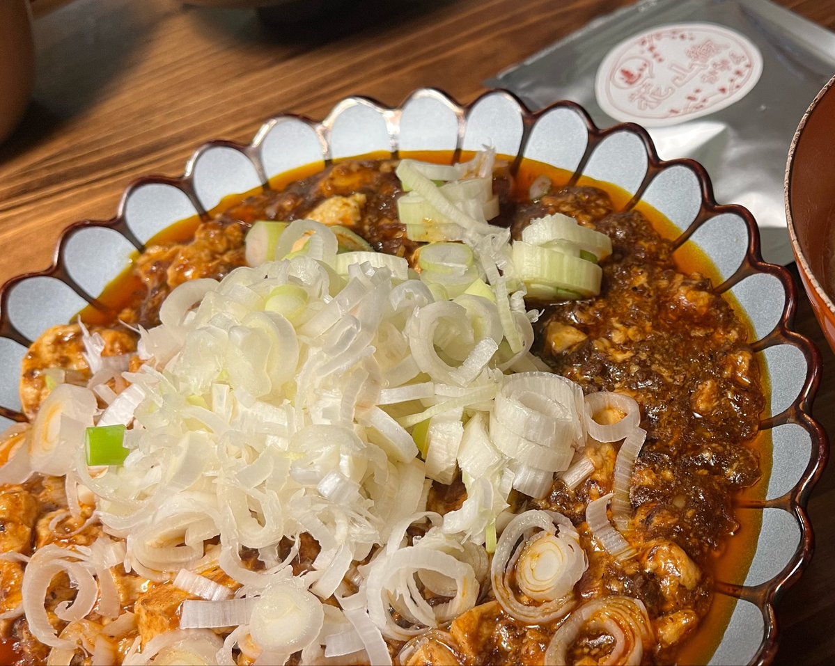 ino1893's tweet photo. 今日の夜ごはんはかかんの麻婆豆腐と頂き物のふかひれスープ。
かかんで一緒に買ってきた花山椒を盛りだくさんかけていただきました。仕事終わって本当5分でできるの有り難すぎる。美味しくて幸せ。久しぶりに鎌倉店にも食べにいきたい https://t.co/ByJXgq54Zy