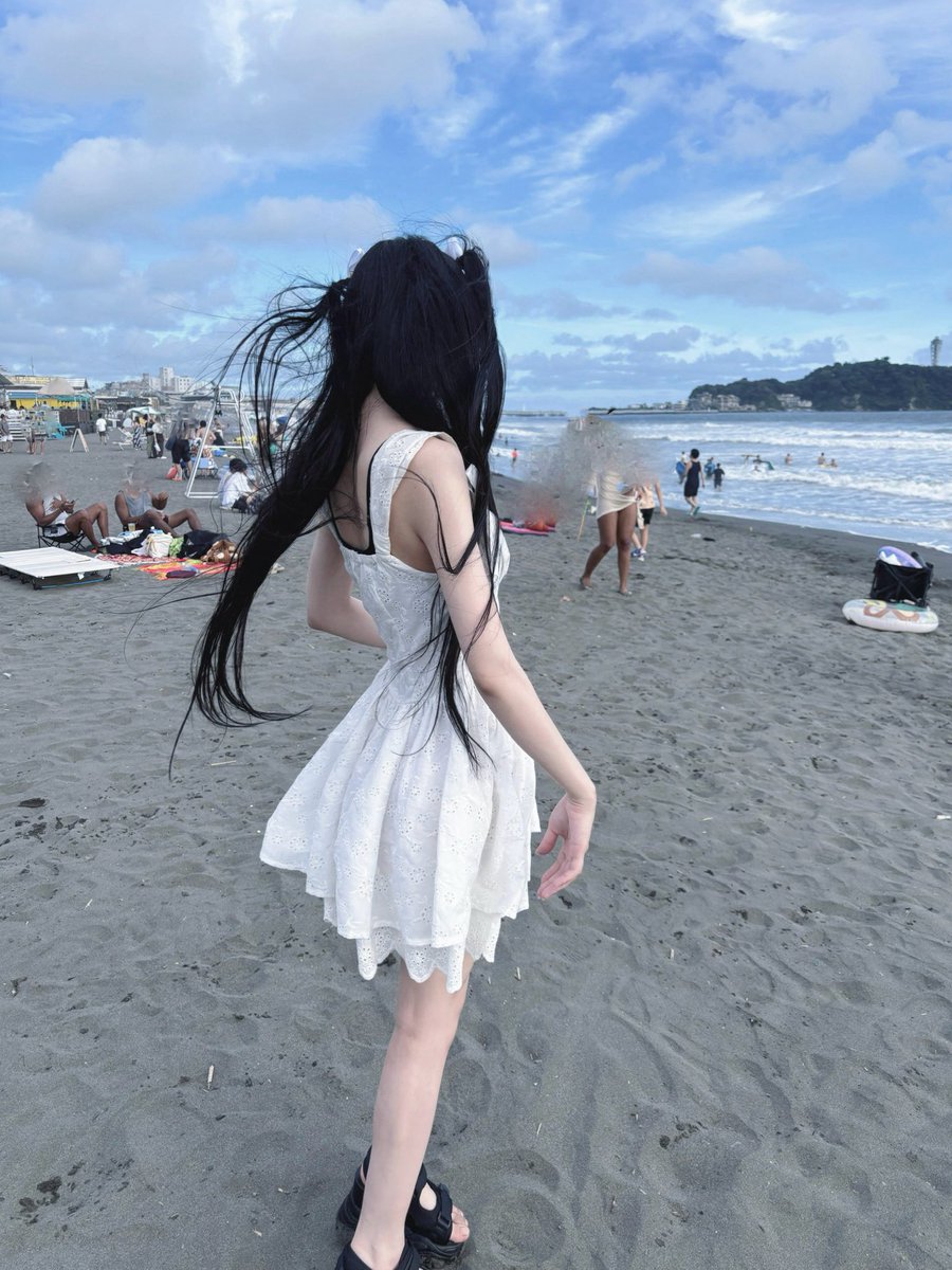 takane_daily's tweet photo. 青い空と長い髪 https://t.co/Xu7HMoL8kM