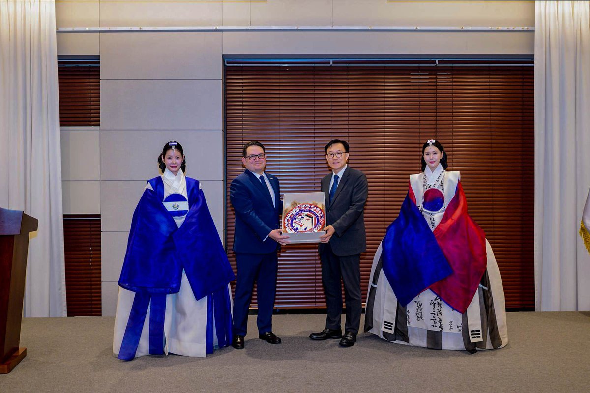 FedeGuerreroSV's tweet photo. 🇸🇻🇰🇷 Anoche en Seúl celebramos el primer Día de la Confraternidad Salvadoreño-Coreana y el 64° aniversario de relaciones diplomáticas. 

Compartí cómo, bajo el liderazgo del Presidente @nayibbukele, El Salvador está escribiendo una nueva historia: turismo en auge, inversión en educación líder en las Américas (casi 8% del PIB), y nuestro histórico movimiento pionero en Bitcoin desde 2021 🤝

#ElSalvador #Corea #Diplomacia