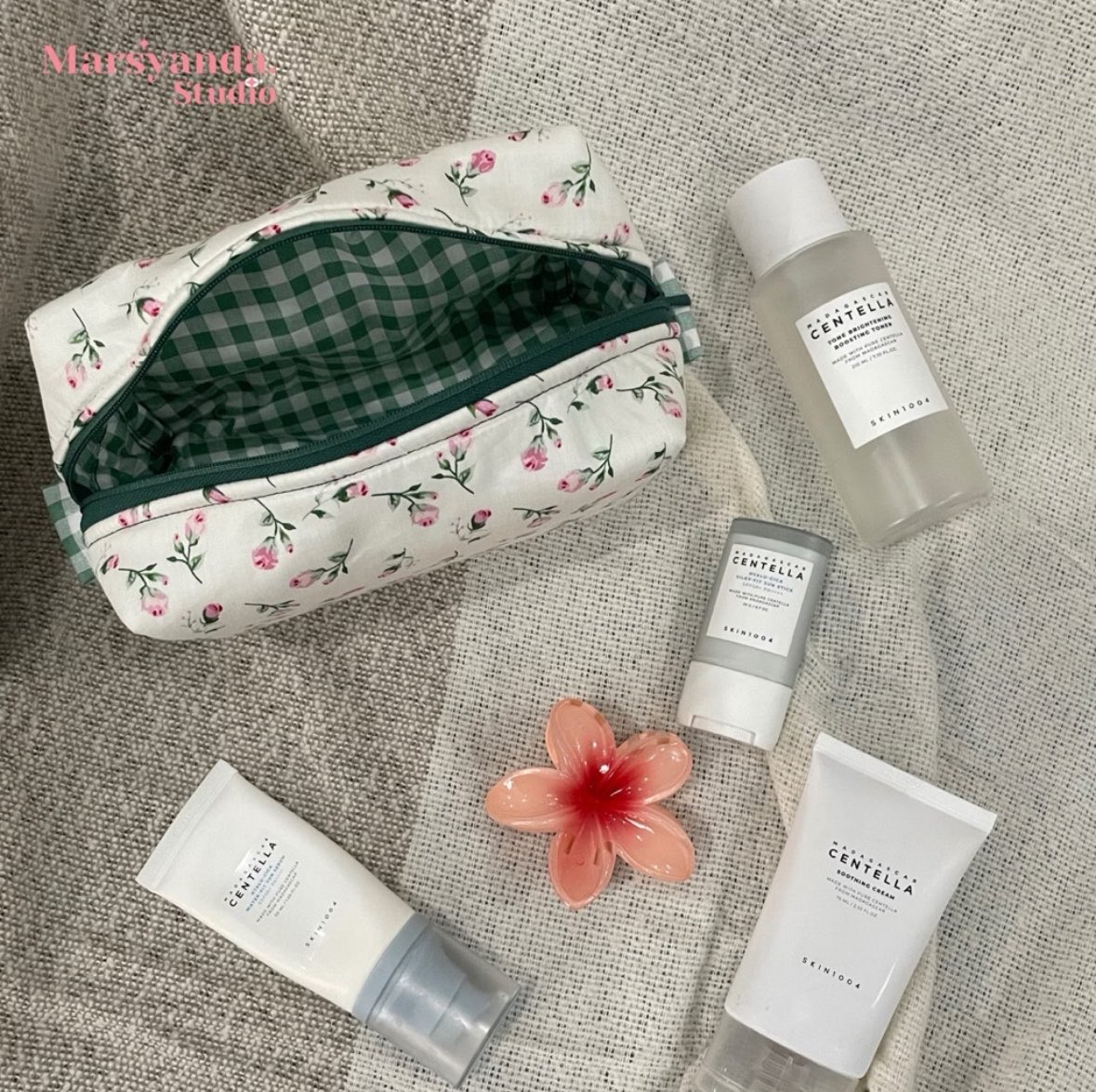 gloomyskies98's tweet photo. Hal sepele yang sebenernya KITA TUH BUTUH GUYS… terutama buat ciwi-ciwi, ini termasuk komponen yang penting sih👀

Buat taro alat makeup, notes kecil bahkan sampe HP pun bisa disini👌 dan ga cuma desainnya yang gemes—tapi ini fungsional juga! https://t.co/mOtEBiOvAY