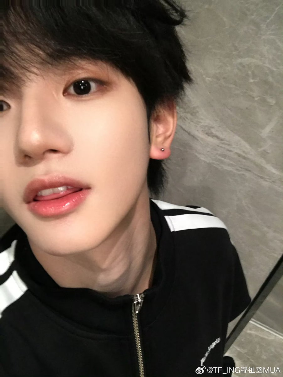 JNeu0's tweet photo. 穆祉丞你这个骚货，我真是受不了了，王橹杰能不能快来配了他 https://t.co/xhbMostbZG