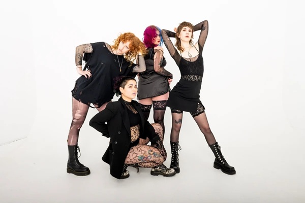 RockMetalMag's tweet photo. Le groupe canadien Bad Waitress a partagé Loving Kind, premier single extrait de son nouvel album *In The Hollow*, qui sort le 30 octobre 2026 chez @StompRecords .
https://t.co/ltwFnU0Z1K https://t.co/DtQDNDMTnd