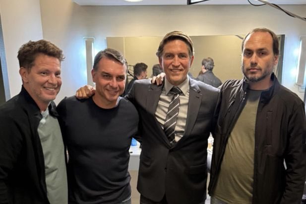 pesquisas_elige's tweet photo. 🚨URGENTE: Novo relatório do COAF revela que Flávio Bolsonaro (PL-RJ) solicitou quase R$ 150 MILHÕES ao bilionário corrupto Daniel Vorcaro, fraudador do Banco Master, para a produção do filme Dark Horse. O referido valor é substancialmente superior aos R$ 134 milhões previamente divulgado pela imprensa. Espalhem, pois o Brasil merece saber dessa sacanagem da família BolsoMa$ter!🇧🇷👍😎

🗞️Revista Piauí (@revistapiaui)