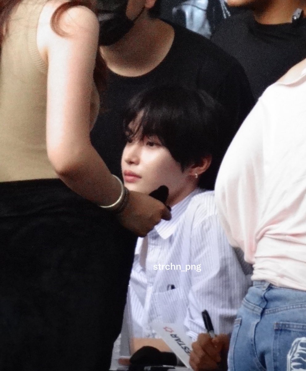 strchn_png's tweet photo. my guy look like he’s stoning but absolutely love he was always listening so attentively 

#riize #라이즈 #wonbin #원빈 #riizeinsg https://t.co/3NVtaVdDFg