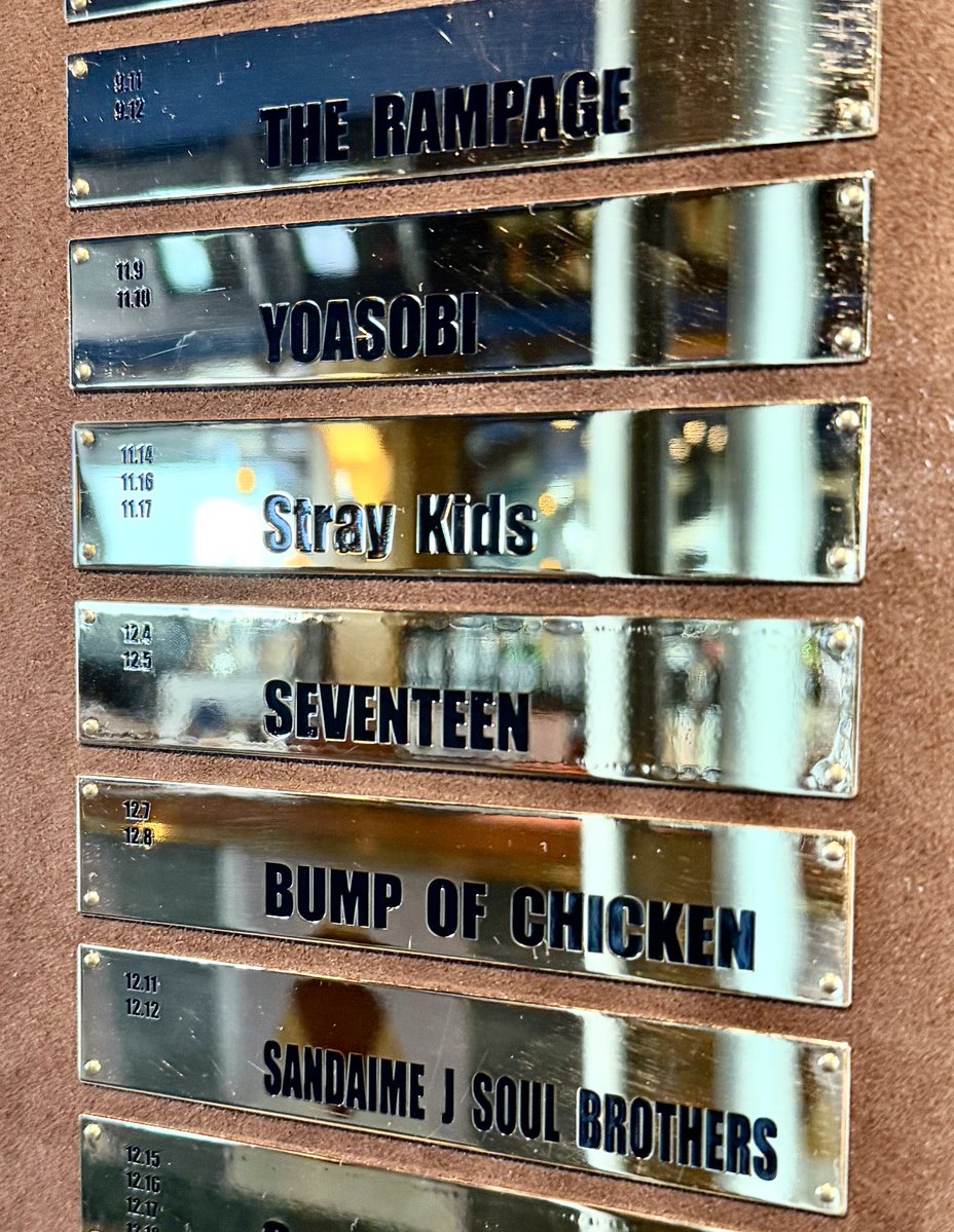 skzpremium's tweet photo. 東京ドームホテルのバーの壁に飾ってある歴代公演アーティストのプレート、またStray Kidsが追加されるね
こうして数々のアーティストと並んで名が刻まれてるの見ると感慨深い
最近は少し更新止まってるみたいだけど追加されたらまたお店訪れてみよう🍸✨ https://t.co/4k8G6TH7Pl