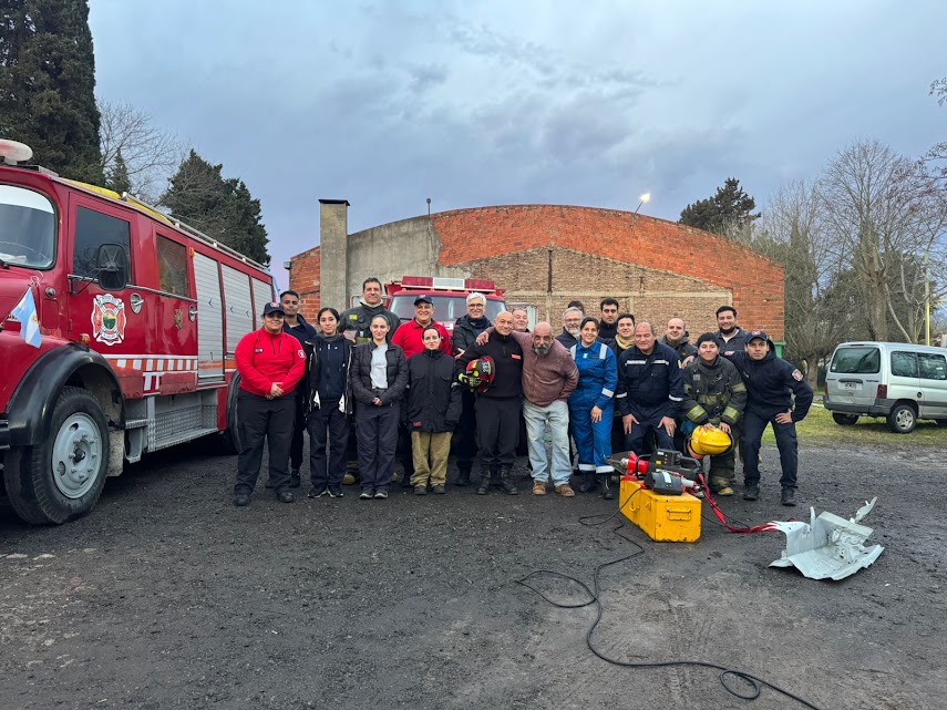 AgenciaElVigia's tweet photo. 🚒 LA UNLP RECUPERÓ UNA HERRAMIENTA CLAVE PARA LOS BOMBEROS VOLUNTARIOS DE ARTURO SEGUÍ

🔧 La Facultad de Ingeniería de la Universidad Nacional de La Plata (UNLP) reparó y adaptó una tijera hidráulica de potencia de los Bomberos Voluntarios de Arturo Seguí, un equipo fundamental para rescatar personas atrapadas en accidentes vehiculares.

La herramienta había llegado al cuartel mediante una donación, pero permanecía fuera de servicio por problemas recurrentes con sus baterías originales de níquel-cadmio.

⚙️ Especialistas del Centro Tecnológico Aeroespacial (CTA) encontraron una solución: retiraron el sistema de baterías e instalaron una fuente regulada interna y un cable de 50 metros.

🔌 Con la modificación, la tijera funciona ahora a 220 V y puede conectarse a la red eléctrica, a un grupo electrógeno o al propio móvil de bomberos mediante un inversor.

👨‍🔧 El trabajo fue realizado por el ingeniero Guillermo Garaventta y el becario Juan Ignacio Cuenca. La iniciativa surgió a partir de Germán Suarez, estudiante de Ingeniería e integrante del cuerpo de bomberos, quien llevó el problema a la Facultad.

🚨 Después de la adaptación, los bomberos probaron el equipo sobre una estructura de chasis y destacaron su funcionamiento. Además del rescate de personas, la herramienta podrá utilizarse en otras emergencias que requieran realizar grandes esfuerzos mecánicos, como la liberación de animales atrapados.

🎓 Desde el cuartel destacaron la articulación con la Universidad pública y señalaron que la intervención permitió recuperar una herramienta que puede resultar determinante para actuar con rapidez y seguridad ante una emergencia.

📲 Más noticias en https://t.co/Uze8bSuUB9

#UNLP, #Ingeniería, #BomberosVoluntarios, #ArturoSeguí, #LaPlata, #UniversidadPública, #Ciencia, #Tecnología, #AgenciaElVigía