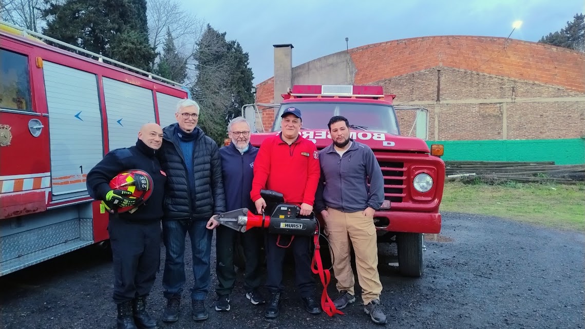 AgenciaElVigia's tweet photo. 🚒 LA UNLP RECUPERÓ UNA HERRAMIENTA CLAVE PARA LOS BOMBEROS VOLUNTARIOS DE ARTURO SEGUÍ

🔧 La Facultad de Ingeniería de la Universidad Nacional de La Plata (UNLP) reparó y adaptó una tijera hidráulica de potencia de los Bomberos Voluntarios de Arturo Seguí, un equipo fundamental para rescatar personas atrapadas en accidentes vehiculares.

La herramienta había llegado al cuartel mediante una donación, pero permanecía fuera de servicio por problemas recurrentes con sus baterías originales de níquel-cadmio.

⚙️ Especialistas del Centro Tecnológico Aeroespacial (CTA) encontraron una solución: retiraron el sistema de baterías e instalaron una fuente regulada interna y un cable de 50 metros.

🔌 Con la modificación, la tijera funciona ahora a 220 V y puede conectarse a la red eléctrica, a un grupo electrógeno o al propio móvil de bomberos mediante un inversor.

👨‍🔧 El trabajo fue realizado por el ingeniero Guillermo Garaventta y el becario Juan Ignacio Cuenca. La iniciativa surgió a partir de Germán Suarez, estudiante de Ingeniería e integrante del cuerpo de bomberos, quien llevó el problema a la Facultad.

🚨 Después de la adaptación, los bomberos probaron el equipo sobre una estructura de chasis y destacaron su funcionamiento. Además del rescate de personas, la herramienta podrá utilizarse en otras emergencias que requieran realizar grandes esfuerzos mecánicos, como la liberación de animales atrapados.

🎓 Desde el cuartel destacaron la articulación con la Universidad pública y señalaron que la intervención permitió recuperar una herramienta que puede resultar determinante para actuar con rapidez y seguridad ante una emergencia.

📲 Más noticias en https://t.co/Uze8bSuUB9

#UNLP, #Ingeniería, #BomberosVoluntarios, #ArturoSeguí, #LaPlata, #UniversidadPública, #Ciencia, #Tecnología, #AgenciaElVigía