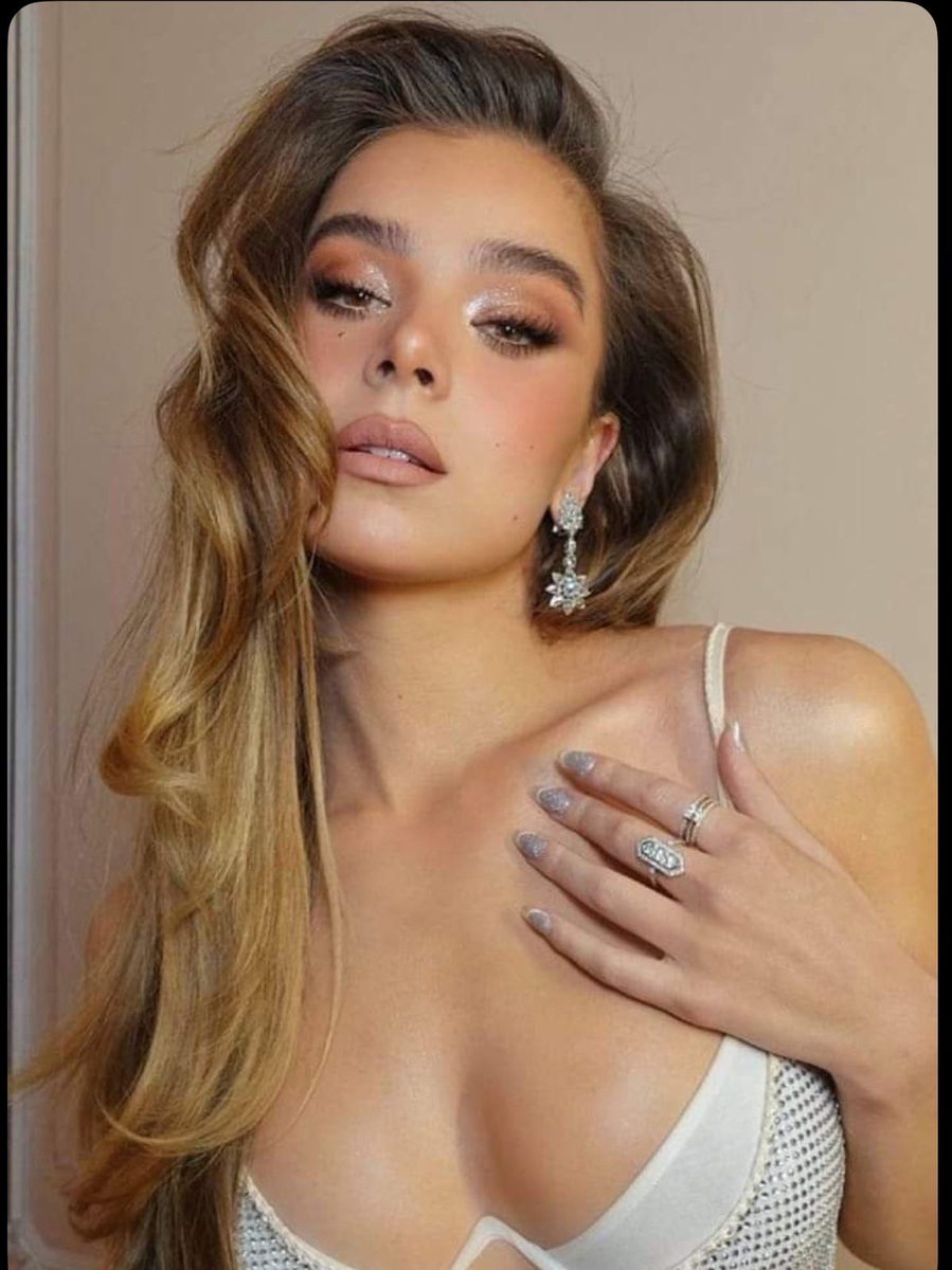 Haileeluvss's tweet photo. Hailee Steinfeld is PERFECTION 🤍✨ https://t.co/u3M9n3TlzZ