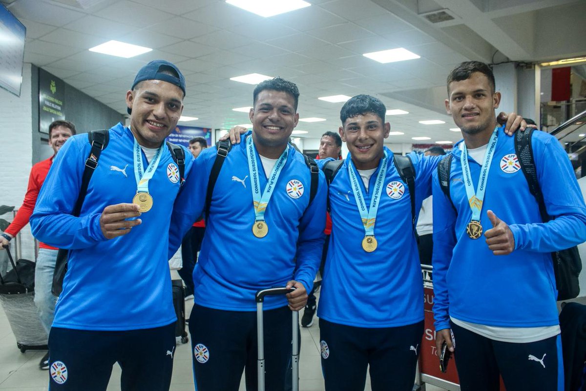 CONMEBOLtorneos's tweet photo. ¡Nada como volver a casa con la CONMEBOL #Sub20FP! 🇵🇾🏆

📸 @APFOficial https://t.co/DninN1SMG3