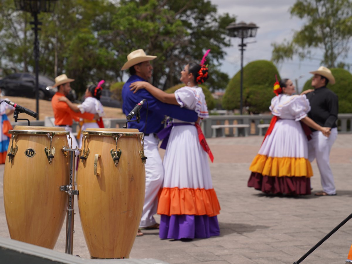 stvetelebasica's tweet photo. 🇭🇳 En nuestra transmisión especial por el Día de la Bandera Nacional, disfrutamos de una hermosa presentación del Cuadro de Danzas y la Marimba de la Secretaría de las Culturas, Artes y los Patrimonios (SECAPPH). 💃🎶🇭🇳
#STVETelebásica #DíaDeLaBandera #SECAPPH #Honduras https://t.co/AEE2bYbCA9