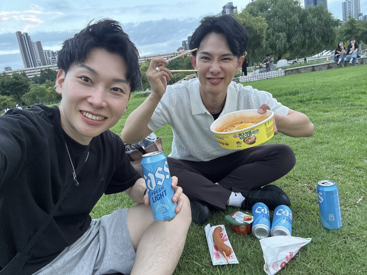 hgetfg's tweet photo. 公園でラーメンすするのが1番楽しかった（歳かな） https://t.co/q4qE0pRI9O