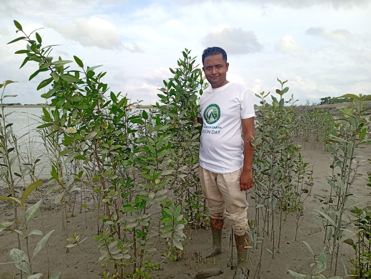 Tapas_Mollick's tweet photo. 1.29 hectares. 12 months. Community-led restoration.
Mangroves4Life is restoring coastal ecosystems in Gabura through CBEMR, with women and youth leading the way.
#Mangroves4Life #CBEMR #SESDO #Sundarbans #ClimateResilience #GEAF https://t.co/viRoJO8rIt