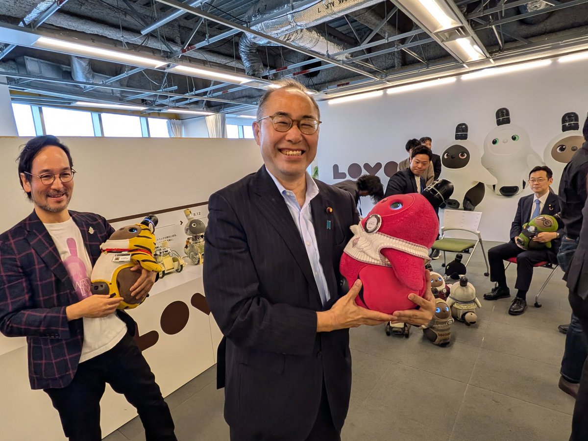 hosoda_kenichi's tweet photo. 愛玩用に特化したロボット「Lovot」を開発販売しているGroove X 社にお邪魔しました。開発思想はまさに目からウロコ。抱き上げた時に暖かさを感じる工夫など日本のものづくりの知恵の結晶です。
しかしながら日本の投資家に興味を持って貰うのは大変とのこと。このような元気のいいベンチャーを伸ばすために、きちんと政策対応します！