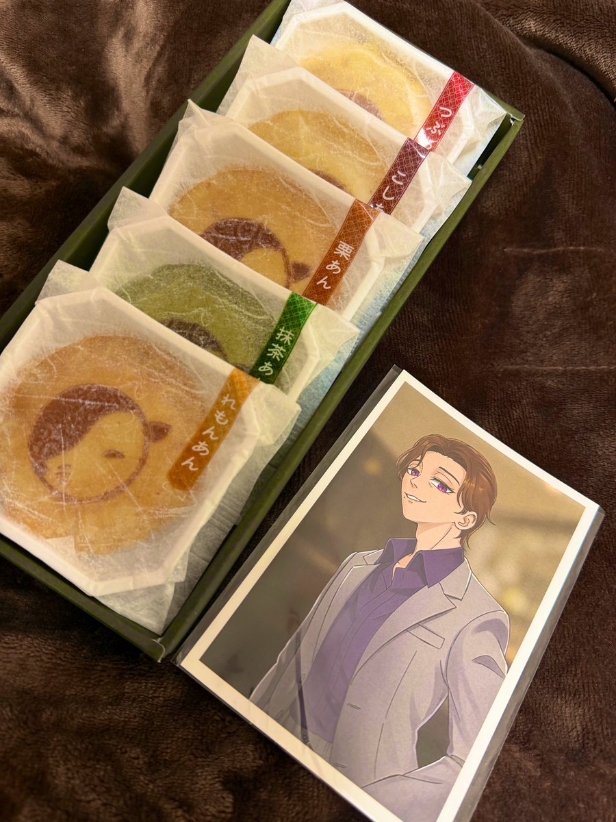 HigureKou's tweet photo. クロクロさん（@eldorad65 ）からお菓子と一緒にとまぴチェキ風ポストカード頂いた……！！！
お狐の焼印入ってるのかわいい〜〜！
ほんでなぁぁあにこのイケメン〜〜〜〜！！？？！？✨😭✨＼ｳﾜｧｧｧｧ!!!／
ありがとうございます……！！！！！ https://t.co/k76tjf02TG