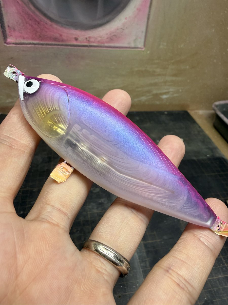 BariCraft4's tweet photo. 最終プロトのアクションチェックを一旦終えて、着色後に再度チェック予定。
目玉の高さを確認して、エラの高さを打ち合わせ。
唇のマスキングなど、やる事は盛りだくさん。
金型に入れば、CNC切削跡もなくなるのを想像しながら、ワクワクが止まらない。

#baricraft
#spooner108f
#absモデル https://t.co/f8synuIzdo