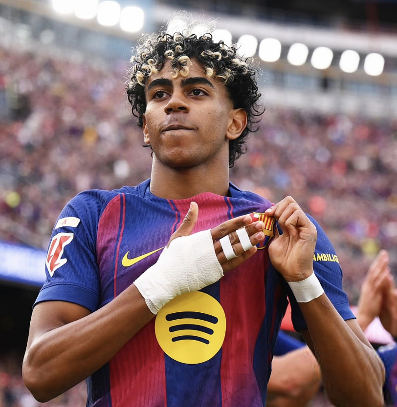 TouchlineX's tweet photo. 🚨 𝗡𝗘𝗪: The reason behind Lamine Yamal’s unhappy and distant mood recently is simply that he feels he should be performing BETTER.

Despite playing an important role in Spain’s World Cup triumph, Lamine feels he never had the breakthrough moment many expected from him. Those close to the player say he has also been unhappy with his recent performances.

His ambition is clear: he wants to achieve EVERYTHING, become the star of his teams and ultimately be the BEST player in the world.

— @TheAthleticFC