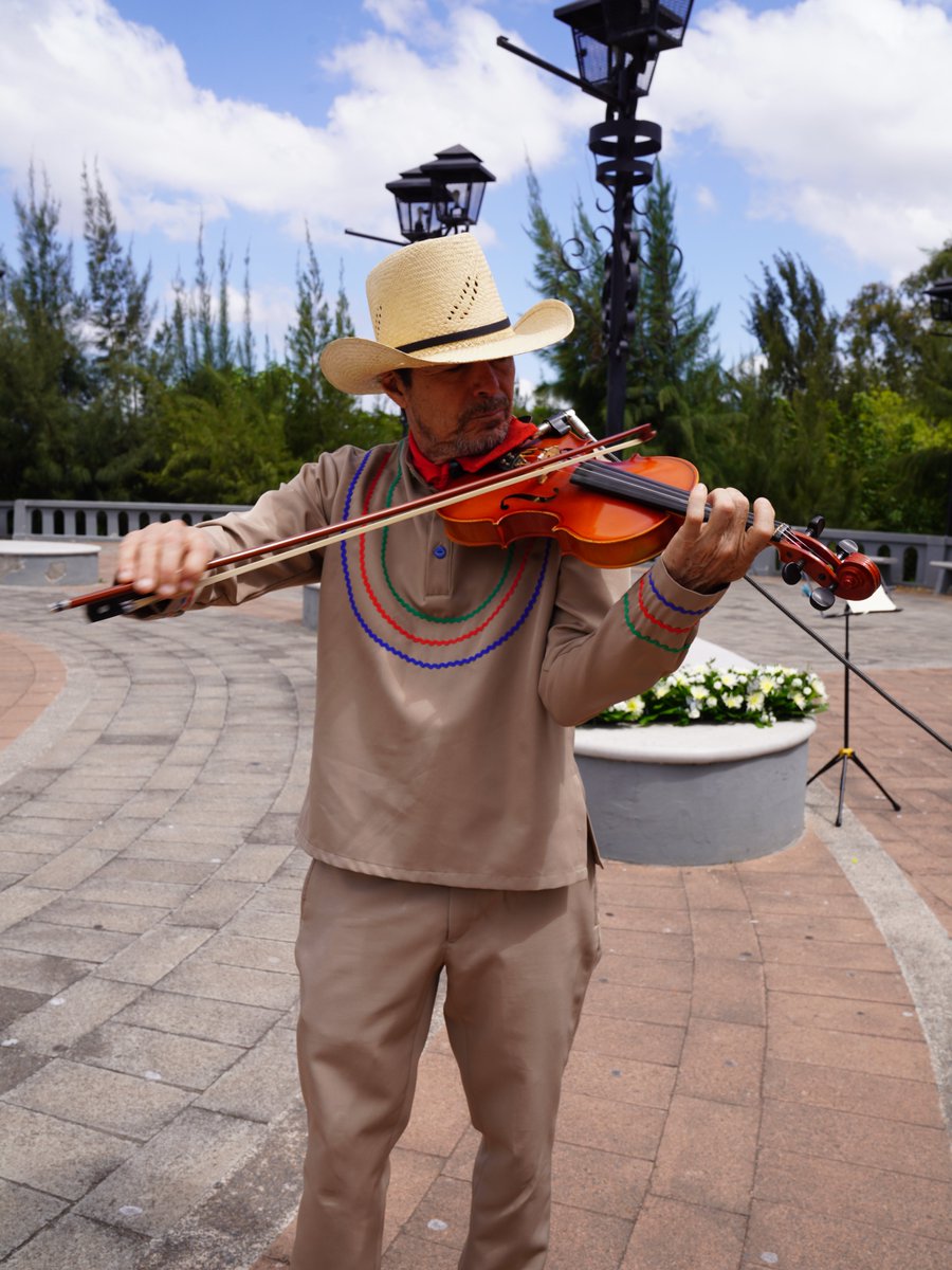 stvetelebasica's tweet photo. 🇭🇳💙🤍 ¡Honduras se siente, se escucha y se baila! ✨
Continuamos celebrando el Día de la Bandera Nacional con el talento del Cuadro de Danzas y la Marimba de la Secretaría de las Culturas, Artes y los Patrimonios (SECAPPH). 💃🎶
#DíaDeLaBandera #SECAPPH #Honduras https://t.co/McsKlKk28L