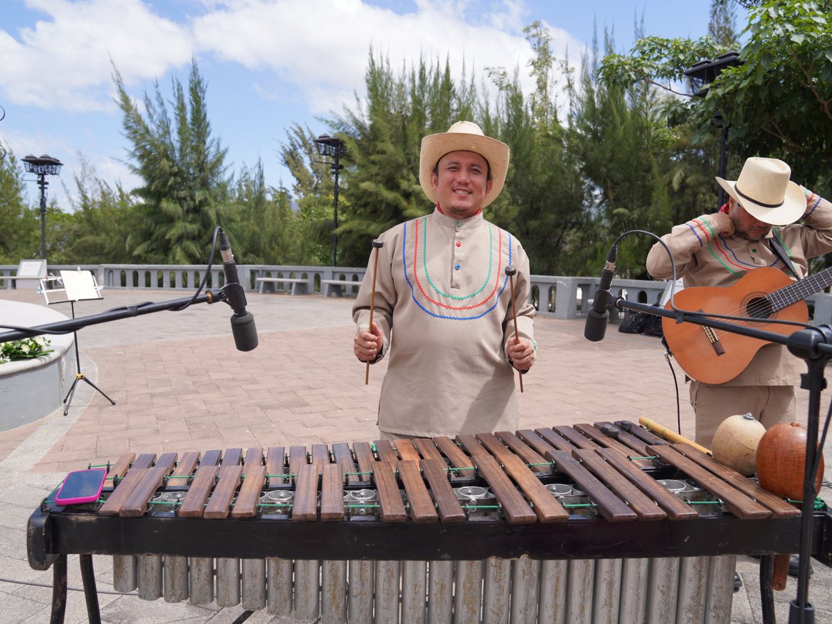 stvetelebasica's tweet photo. 🇭🇳💙🤍 ¡Honduras se siente, se escucha y se baila! ✨
Continuamos celebrando el Día de la Bandera Nacional con el talento del Cuadro de Danzas y la Marimba de la Secretaría de las Culturas, Artes y los Patrimonios (SECAPPH). 💃🎶
#DíaDeLaBandera #SECAPPH #Honduras https://t.co/McsKlKk28L