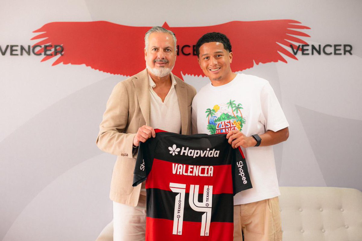 Flamengo's tweet photo. Valencia assinou até 2031 e recebeu das mãos do diretor José Boto o Manto de número 14! 🇪🇨🟥⬛️ 

#BemVindo https://t.co/TTi5tUupuy