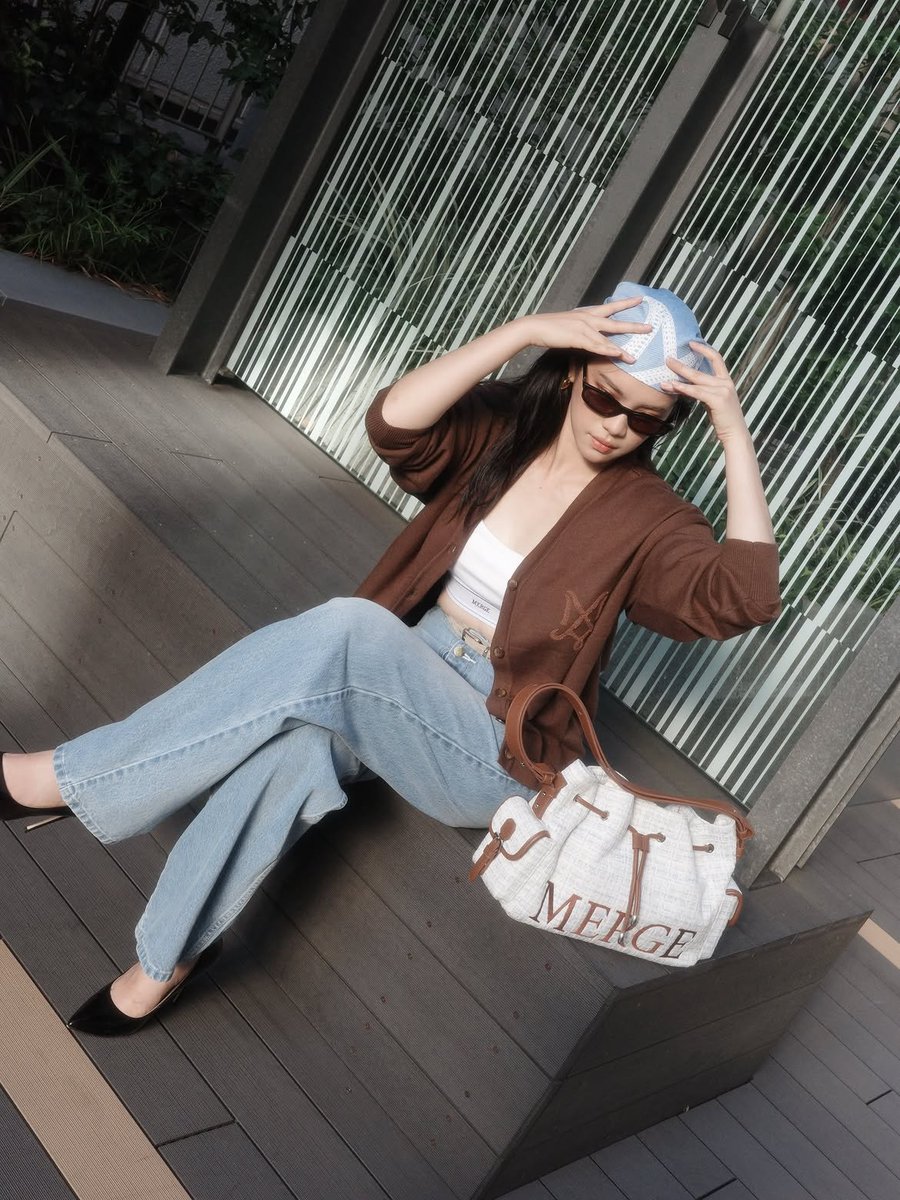 Mook81074857's tweet photo. โฮรรร กระเป๋าหล่อเท่มากค้าบพิคนสวยยย 🤎

#mergeontimebag
#CherprangAreekul https://t.co/uHvF8CJP9T