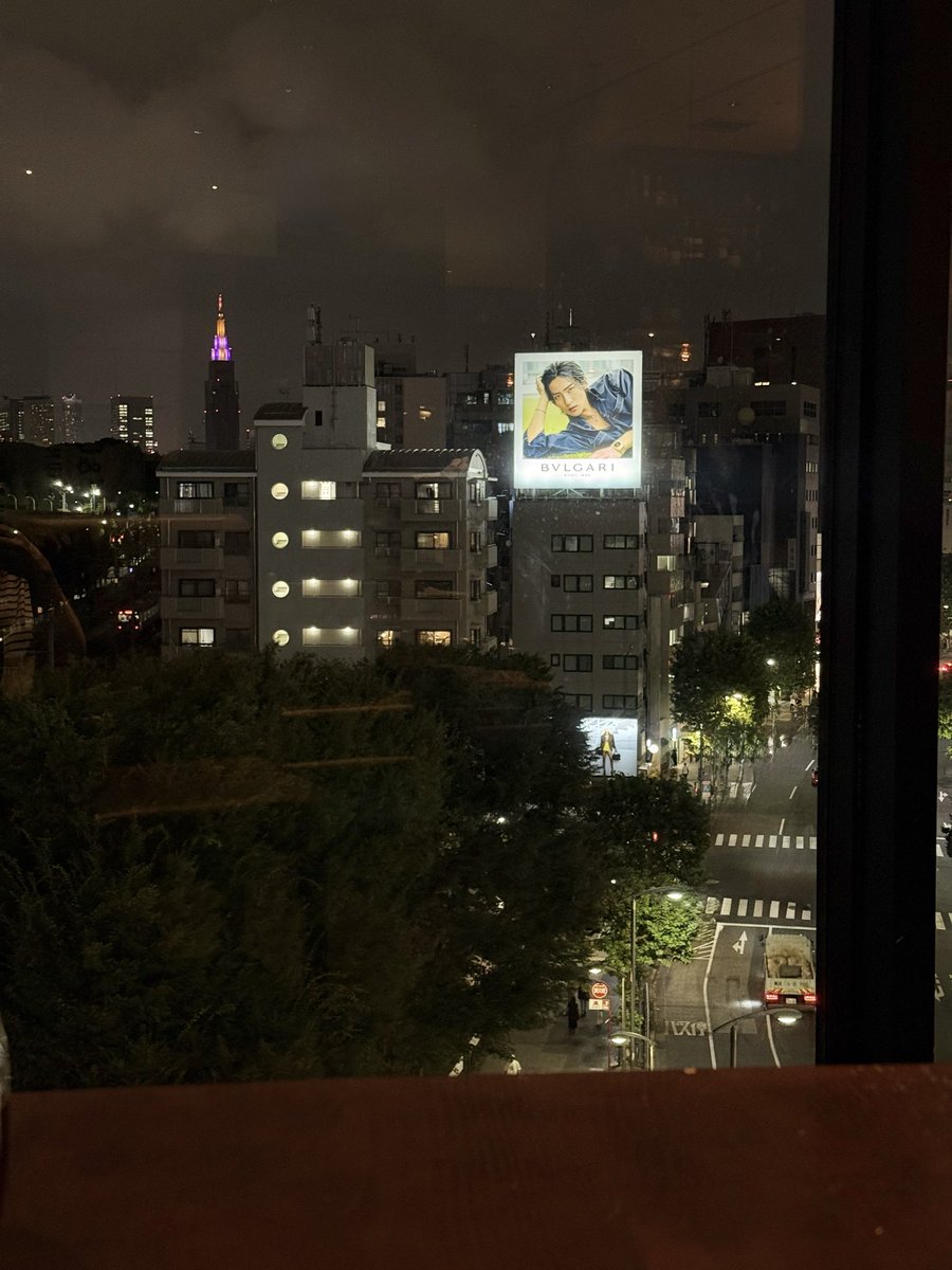 ringo02160711's tweet photo. 渋谷の目黒くん詣
からの〆の１杯🍺
闇夜に浮かぶ目黒くんを愛でながらいただく…🤭
最高に幸せな時間…✨
幸せすぎてもう１杯頂いちゃう🍾🤭
今日も色々大変だったけど１日頑張って良かった🖤
#BVLGARI
#目黒蓮 https://t.co/keTuvFNYoH