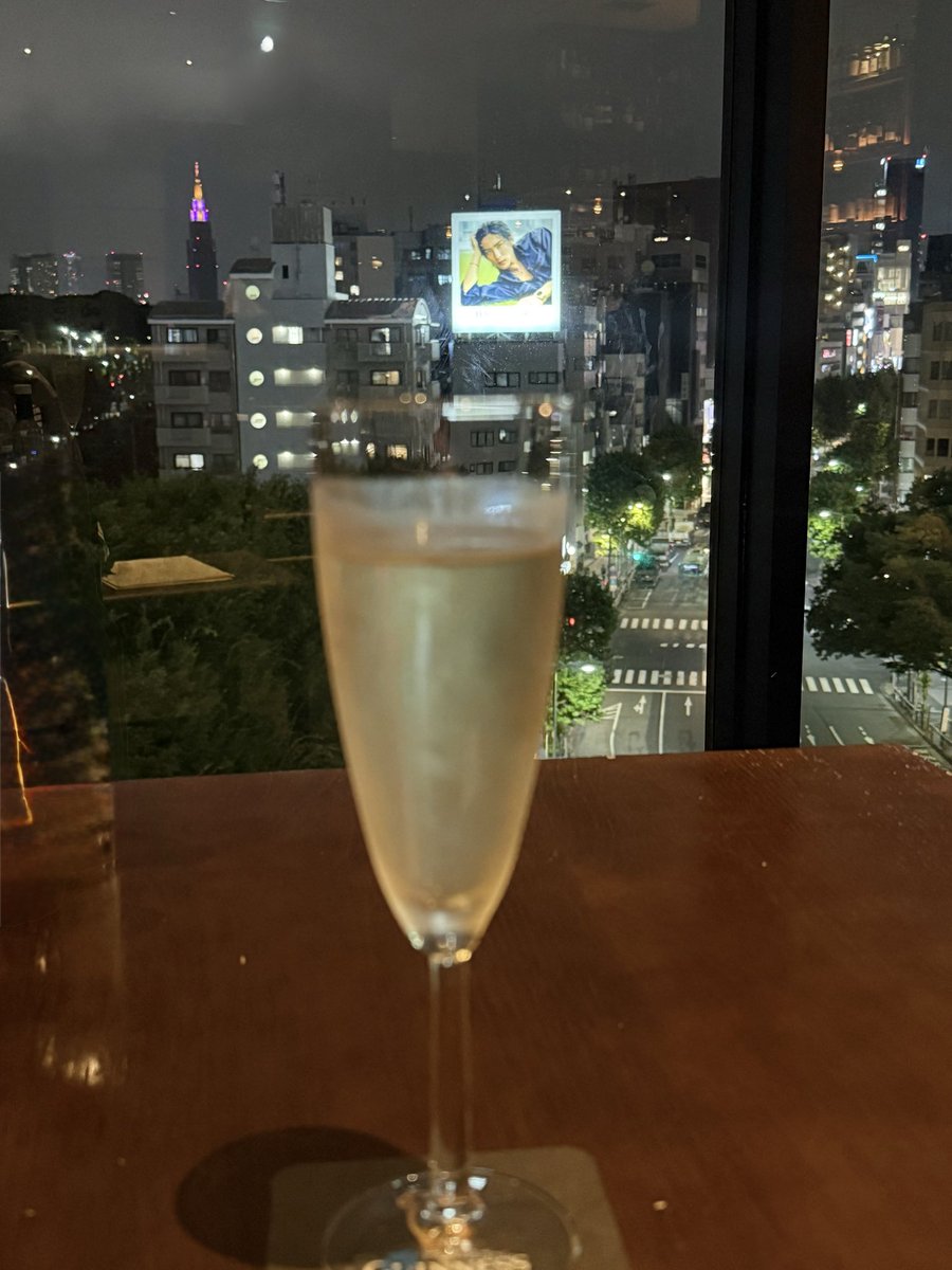 ringo02160711's tweet photo. 渋谷の目黒くん詣
からの〆の１杯🍺
闇夜に浮かぶ目黒くんを愛でながらいただく…🤭
最高に幸せな時間…✨
幸せすぎてもう１杯頂いちゃう🍾🤭
今日も色々大変だったけど１日頑張って良かった🖤
#BVLGARI
#目黒蓮 https://t.co/keTuvFNYoH