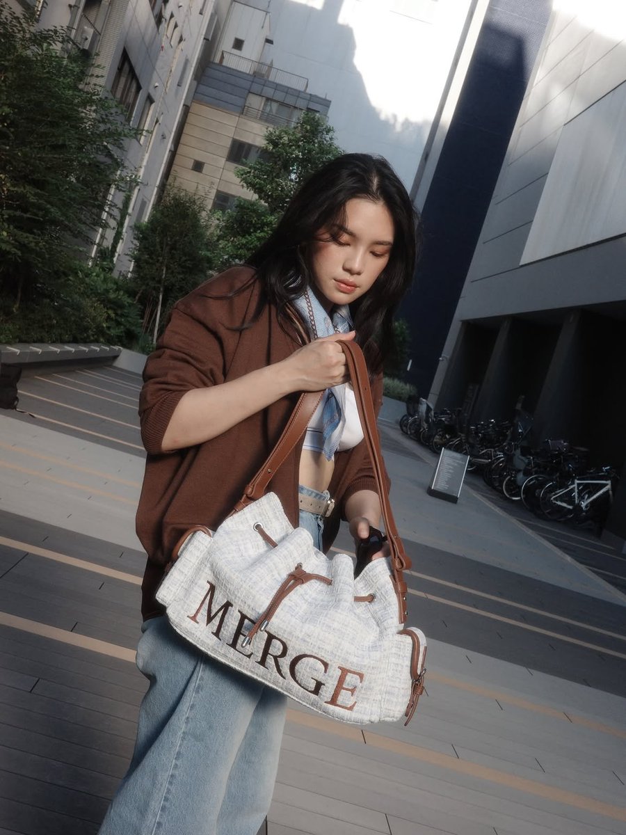 Mook81074857's tweet photo. โฮรรร กระเป๋าหล่อเท่มากค้าบพิคนสวยยย 🤎

#mergeontimebag
#CherprangAreekul https://t.co/uHvF8CJP9T