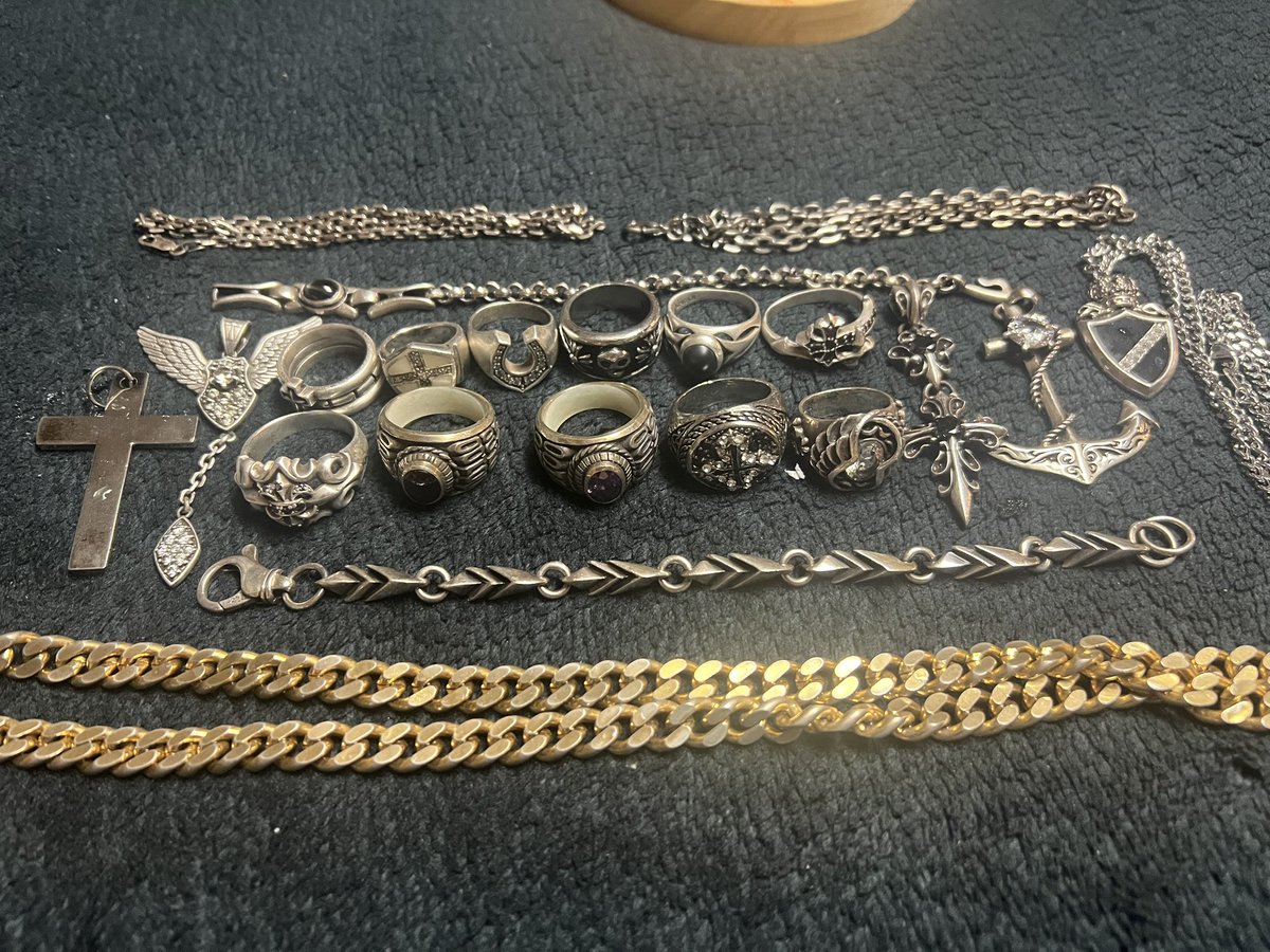 asBraveFrontier's tweet photo. 暇だから部屋掃除してたら、
昔懐かしのアクセ出てきたから、
めちゃくちゃ磨いてやった！

スッキリー٩( 'ω' )و

年齢的に付けれない物もあるけど…
まぁ、気にしないw https://t.co/093h93Wern
