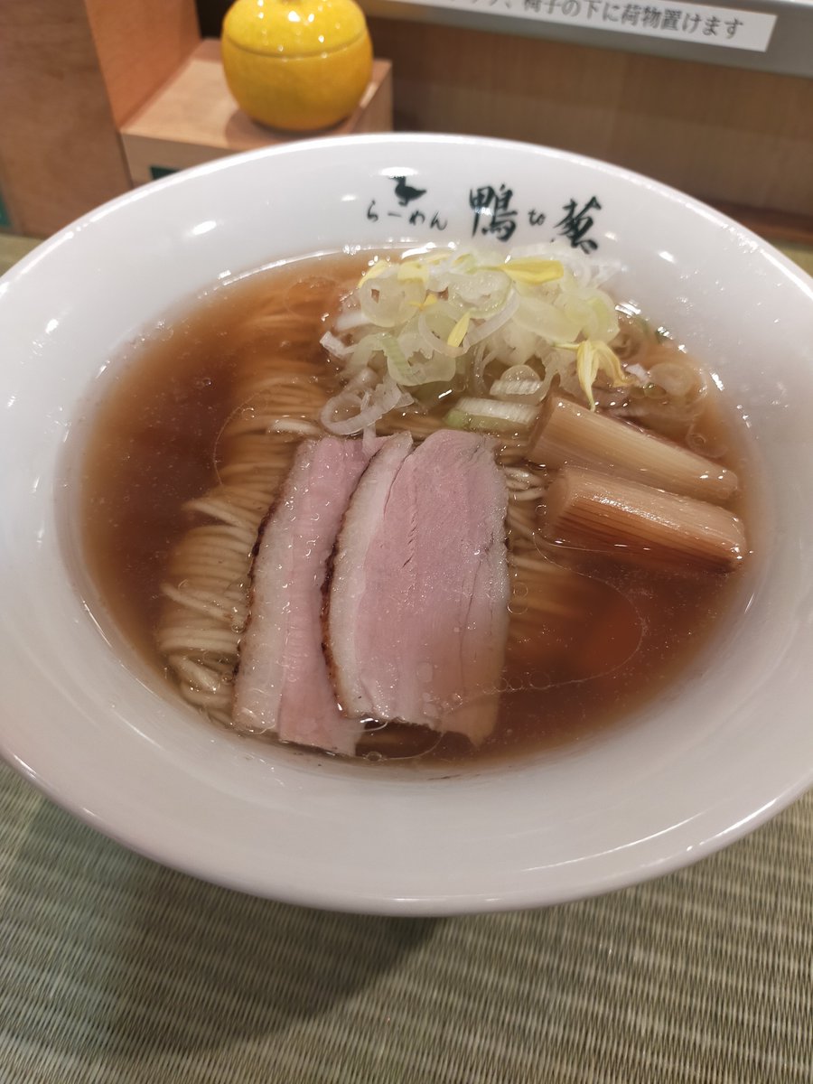 uchi47_ura's tweet photo. スープが美味しいラーメン🍜
飲んだ後は、こういうのがいい🍻
柚子胡椒の味変が最高でした。 https://t.co/RBO62QX4rw