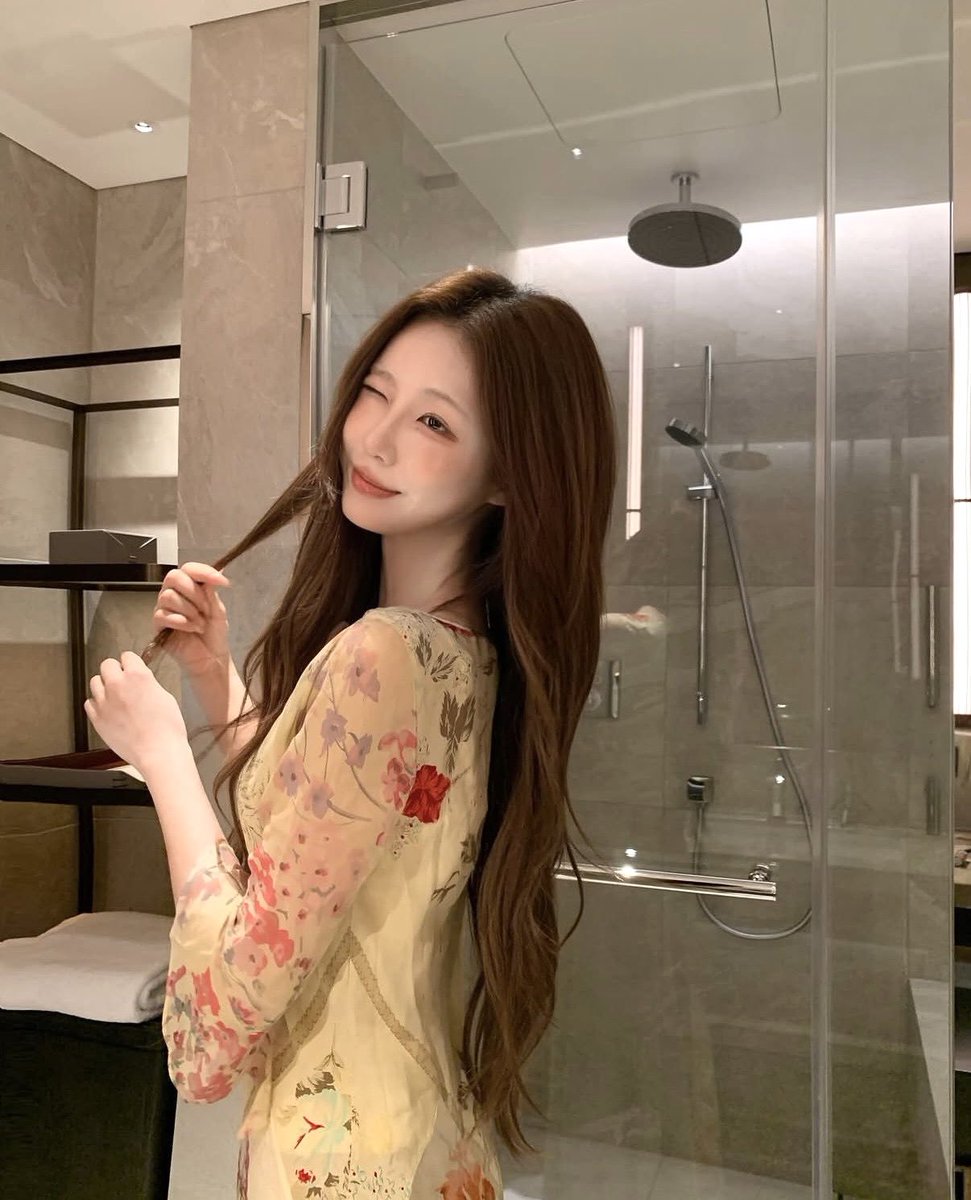 Lettalkinkorean's tweet photo. เฮ้อ ประเทศไทยโดนบูลลี่ทางอ้อม

💔ยูทูบเบอร์ฮารูที่เลิกกับแฟนหลังจากไปเที่ยวเอเชียตะวันออกเฉียงใต้

💔แฟนหนุ่มของฮารูระหว่างคบกันมานานกว่า 3 ปี พาไปส่งทุกวัน ทำอาหารให้ และยอมเสียสละเพื่อฮารูหลายอย่าง  จนคนรอบข้างบอกว่าพบผู้ชายที่จะแต่งงานด้วยแล้ว

💔จากนั้นฮารูไปเที่ยวญี่ปุ่นกับเพื่อนๆ ส่วนแฟนหนุ่มไปเที่ยวกรุงเทพฯ กับกลุ่มผู้ชาย พอดีฮารูหยิบ iPhone XS ไปโดยบังเอิญ และในเครื่องนั้นมีอินสตาแกรมของแฟนหนุ่มล็อกอินค้างไว้ด้วย

พอเปิดเครื่อง ก็มี DM จากผู้หญิงไทยที่เขียนว่า OPPA❤️ โผล่ขึ้นมา พอเข้าไปดูก็พบว่าแฟนหนุ่มส่งข้อความชวนให้เธอมาหาที่โรงแรมเพราะเหงา พร้อมส่งที่อยู่โรงแรมไปให้แล้ว และพอผู้หญิงบอกว่ากลัวทางมืดตอนกลางคืน เขาก็บอกว่าจะไปรับ

💔ฮารูเลยแคปหน้าจอทั้งหมดไปต่อว่า แฟนเก่ากลับถึงเกาหลีก็ไปร้องไห้ขอโทษหน้าบ้านฮารู แต่สุดท้ายก็เลิกกันไป

ที่ฮารูบอกทึ้งท้ายไว้ว่าคือ ถ้าผู้ชายไปเที่ยวเอเชียตะวันออกเฉียงใต้ด้วยกันทั้งกลุ่ม ก็สงสัยไว้ก่อนเลย

#ฮารู #สัพเพเหระเรืองเกาหลี #ผู้ชายเกาหลี

ตบมือให้กับการเห็นคุณค่าของตัว ผู้ชายไม่ดี นอกใจครั้งแรก ก็อาจจะมีครั้งต่อไป เลิกไปคือดีที่สุด

แต่ ไม่จำเป็นต้องประเทศไทยหรือเอเชียตะวันออกเฉียใต้นะ ประเทศไหนมีแบบนี้ทุกที่ค่ะ 

อยู่ที่ผู้ชายค่ะ ไม่เกี่ยวกับประเทศเลยจริงๆ

#อย่าเหมารวมค่ะ

ยุโรป ก็มี ก....หร  ค่ะ รัสเซียก็ตรึม มีหมดจ้ะ ถ้าผู้ชายมันไม่คิดนอกใจ มันก็ไม่ทำ

เผลอที่เกาหลี มันก็นอกใจมาแล้ว แค่จับไม่ได้อะป่าว
