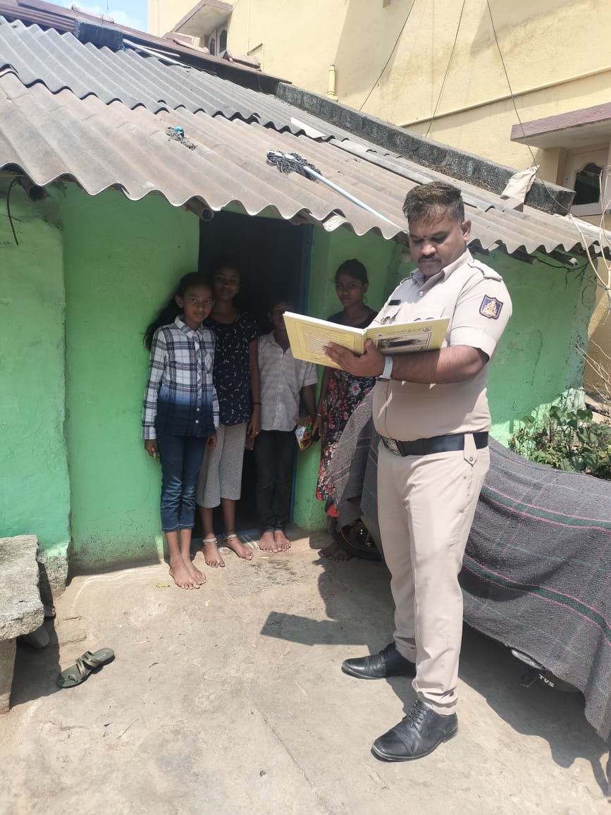 BannerghattaPS's tweet photo. ಬನ್ನೇರುಘಟ್ಟ ಪೊಲೀಸ್ ಠಾಣಾ ಸರಹದ್ದಿನ ಒಂದನೇ ಹಾಗೂ ಏಳನೇ ಬೀಟ್ ಗ್ರಾಮಗಳಲ್ಲಿ ಠಾಣಾ ಸಿಬ್ಬಂದಿಗಳು ಮನೆ ಮನೆಗೆ ಪೊಲೀಸ್ ಕಾರ್ಯಕ್ರಮದ ಬಗ್ಗೆ ಜನರಲ್ಲಿ ಅರಿವು ಮೂಡಿಸಿ ಮನೆಮನೆಯ ಮಾಹಿತಿಯನ್ನು ಪಡೆಯಲಾಯಿತು. https://t.co/HGBddv5p4C