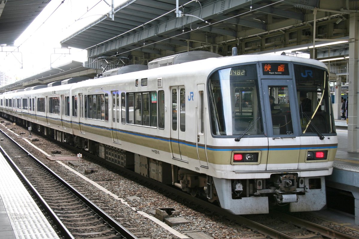 WAU705B's tweet photo. 221系 C21編成【神ホシ】

網干⇒京都⇒奈良へと動いています。京都では最後まで残った未更新車として人気がありましたね？ https://t.co/GobpjwE3P5