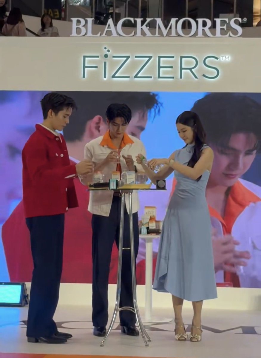 jimmumumumumu's tweet photo. today is so special to me.... mhokday reunited with porjai 😭

JIMMYSEA BLACKMORES PARAGON
#BlackmoresFizzersxJimmySeaNamtan
#jimmysea 
#namtantipnaree https://t.co/hguC0mc45t